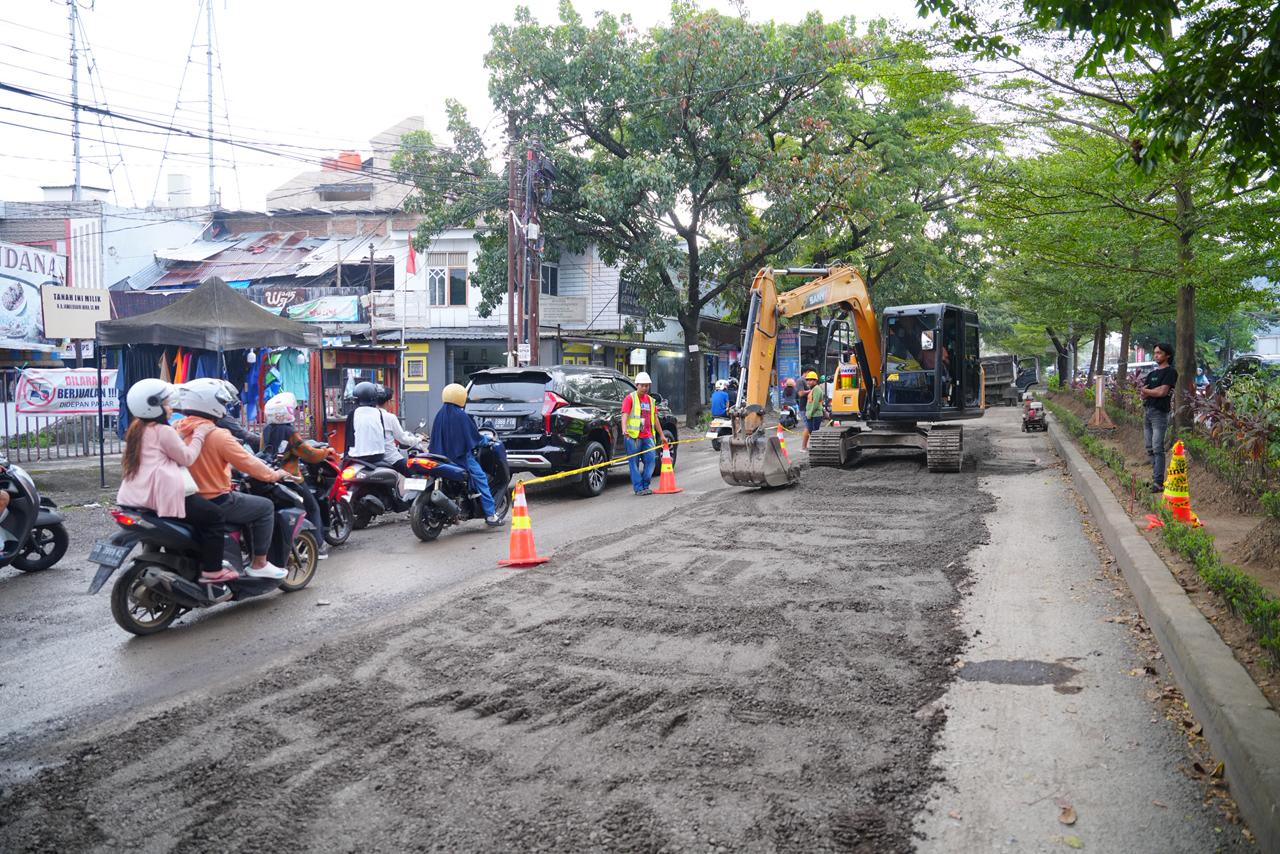 Perbaikan Jalan Aroepala Tetap Berjalan, Lalu Lintas Diberlakukan Sistem Buka-Tutup